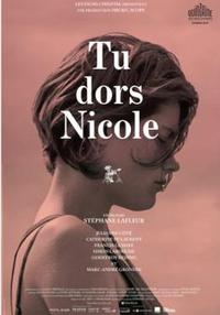 Poster for Tu dors Nicole (2014).